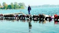Gemensam start. Här är det gemensam start för alla tävlande vid  Sandgläntan under överinseende av lärare Thomas Hallberg.