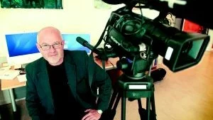 Kastar sig mellan medierna. VT:s Anders Jacobsson började som tidningsreporter och gick över till radio för att sedan återkomma till tidningsvärlden och VT. I höst ska han vara motorn i VT:s satsning på tv-inslag på webben.Foto: Anders Steiner
