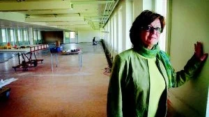 Ska fylla kontoret med verksamhet. Eva Holmquist är projektledare på Försäkringskassan med uppgift att skapa den nya enhet som ska arbeta med bilstöd. Här på tredje våningen i Lux gamla kontorsbyggnad ska ett 30-tal personer arbeta.Foto: Matilda Ahl