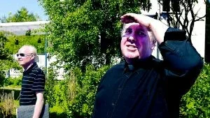 Köpet klart. I juni månad var kyrkoherde Paul Redmond och andra från den katolska församlingen i Västervik för att titta närmare på Jenny kapell. Paul Redmond var tydligen nöjd med det han såg för nu är ett köpekontrakt mellan Västerviks församling och den katolska kyrkan undertecknat. Arkivbild: ANDERS STEINER