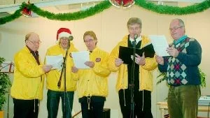 Underhöll. Lions Music Boys underhöll med sång och musik på Gamleby torg vid årets julskyltning.