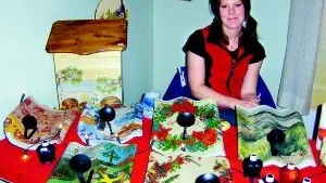 Färgglatt. Martina Svärd från Tuna har fanns i Hjorted för att hitta köpare till sina färgglada lampetter och brevlådor.