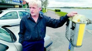 Byter jobb. Efter 20 år som trafikingenjör i Västerviks kommun slutar Gunnar Mårtensson. I fortsättningen ska han arbeta som trafikingenjör i sin hemkommun Vimmerby. Han har räknat ut att han suttit cirka ett år i bilen om man lägger ihop alla timmar han pendlat mellan städerna.  Arkivfoto: Anders Steiner