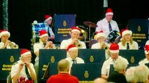 Tomteblås. Blåsarna i Överums musikkår hade dagen till ära tagit på tomteluvor när de bjöd upp till musikcafé i Vallonen.