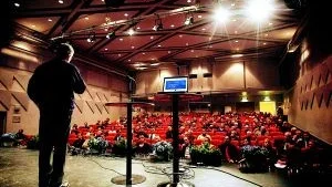 Entusiastisk. Jan B Frey, ordförande i Västerviks företagargrupp, lovordade Holiday Clubs etablering i Västervik. Han förklarade att det lokala näringslivet vill ta en aktiv del i utvecklingen på Gertrudsvikområdet.  Foto: OLa Axman