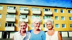 Goda grannar. Irma Ulander, Karin Rosberg och Anna-Lisa Elmlund har alla bott i bostadsrättsföreningen Durkens regi i 50 år. Foto: Matilda Ahl