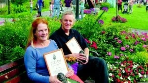 Hedersgarpar. Lore Lynell och Finn Andersen fick var sin hedersgarpe för sina insatser för Gamlebys kulturliv och för framgångsrikt företagande.