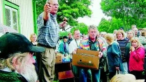 Sommarens  fröjd. Auktionisten Lasse Oscarsson från Hultsfred håller gårdsauktion i Österhult. Bengt Jonsson är en av medhjälparna.