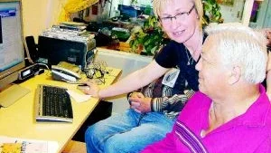 Spännande. Rolf "Pelle" Ohlsson kollar sin e-post med hjälp av handledaren Monika Henningsson.