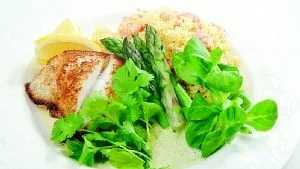 Många smaker. Korianderkryddad fisk, sparrissås spetsad med cayenne och couscous med örter och räkor. Många smaker - och mycket gott.Foto: Dan Strandqvist