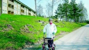 Klarar backen. Utanför sitt hus på Kungsvägen 33, finns den omtalade backen, där tar 91-åriga Greta Andersson sin förmiddagspromenad.