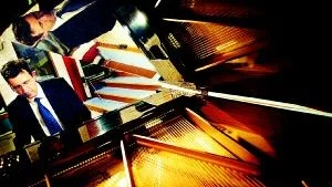 Polsk pianist. Marcin Dominik Gluch vid flygeln i Marieborgskyrkan.Foto MATILDA AHL