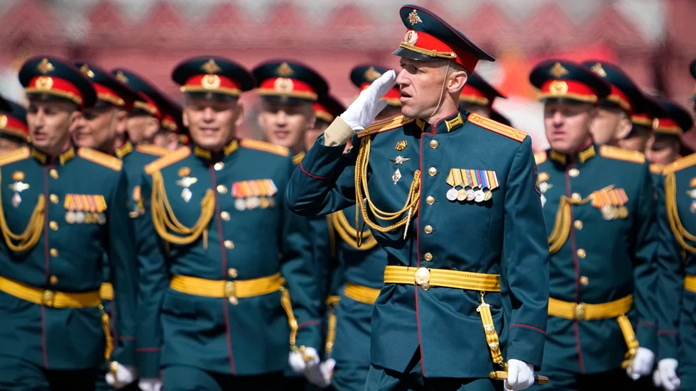 Ryska militärer under en parad i Moskva i maj. Nästa år ska de få fler kollegor, enligt ett beslut från landets president.
