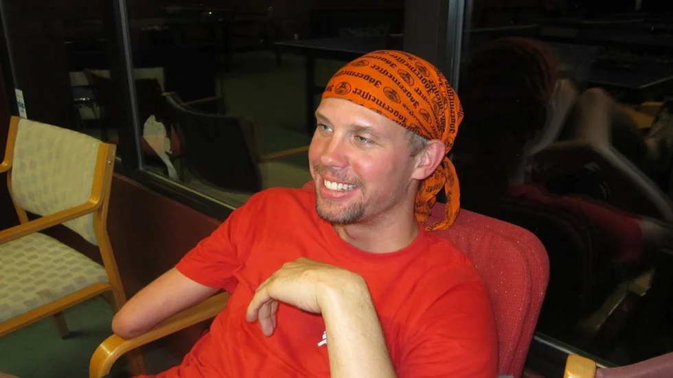 Västers BTK:s spelare och tränare Henrik Sandbladh spelar ibland bordtennis iförd bandana.