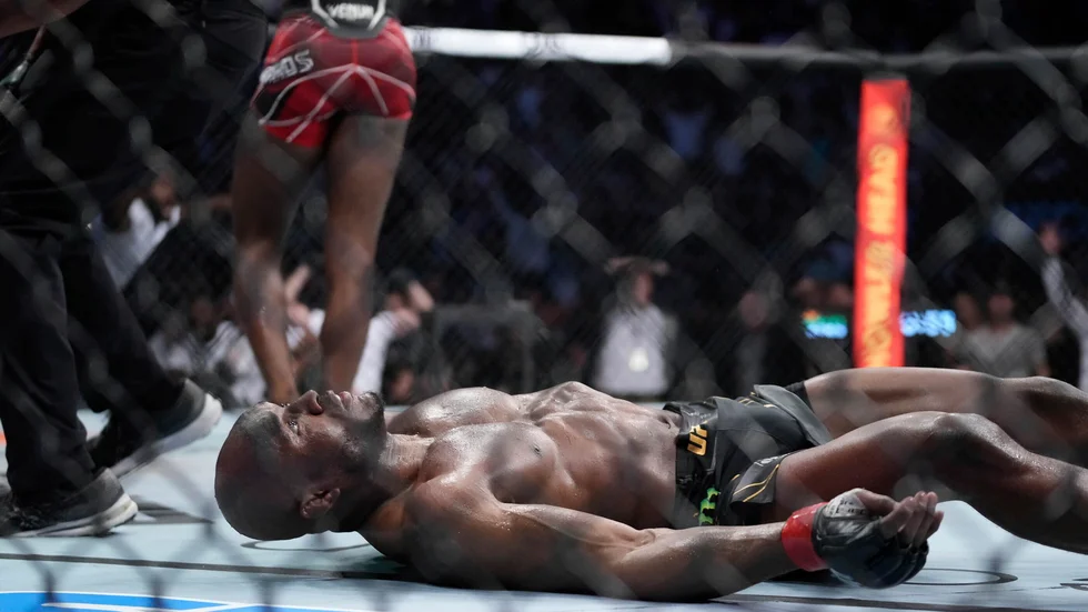 Försvarande mästaren Kamaru Usman sänktes av Leon Edwards i den sista ronden.
