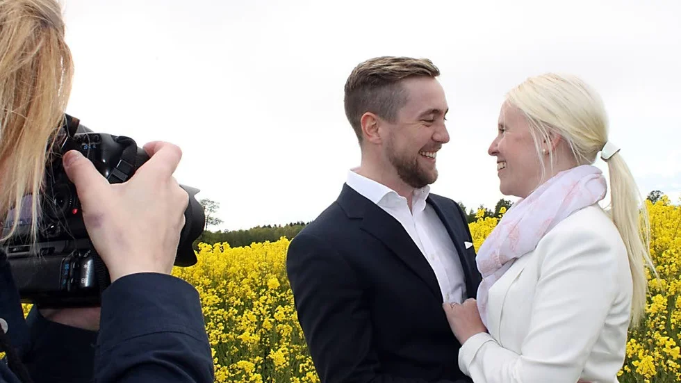 Förväntansfulla. Brudparet ser fram emot sin stora dag. Fotograf Angelica Sandberg kommer att dokumentera dagen från tidig morgon till sena kvällen.