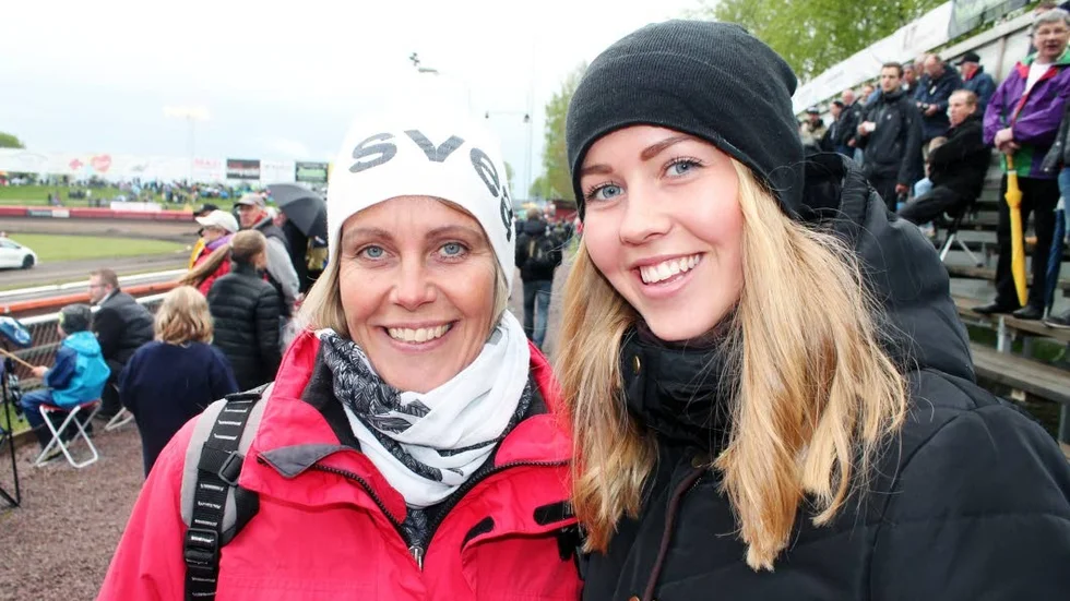 FANS. Veronica Beckne och Victoria Beckne såg fram emot en spännande premiär. Vetlandas förare Jacob Thorssell är pojkvän till Victoria och svärson till Veronica.