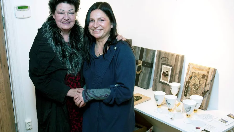 Konstnärskompisar. Bibbi Berg och Egle Cesonyte visar sin utställning "Vintervariationer" på Galleri Vita Rum i Vadstena.