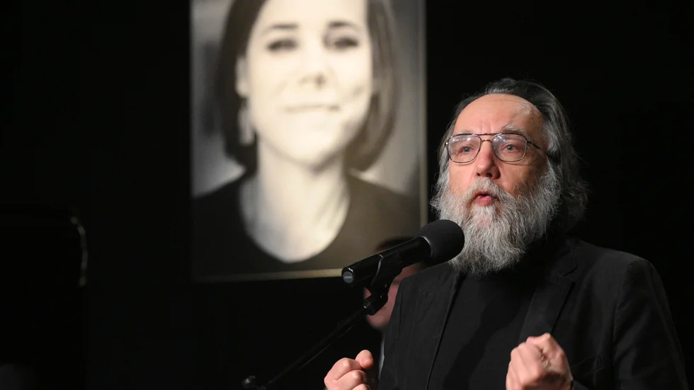 Alexander Dugin, ibland kallad "Putins hjärna" talar vid sin dotter Daria Duginas begravning. "För den som vill ge sig på agentroman-genren finns det helt klart gott om uppslag att hämta på andra sidan Östersjön", skriver UNT:s deckarexpert Per Johansson. 


