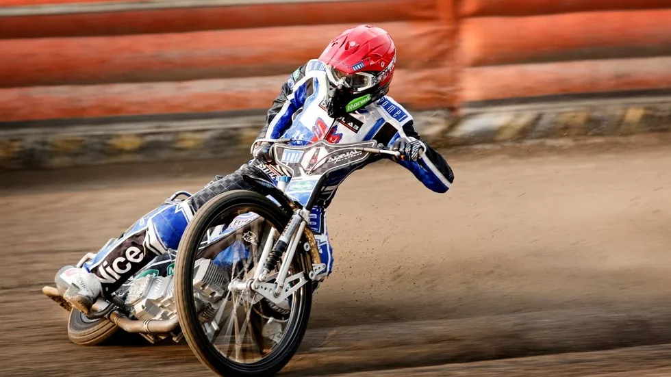 Adrian Miedzinski gör debut för Piraterna borta mot Elit Vetlanda.