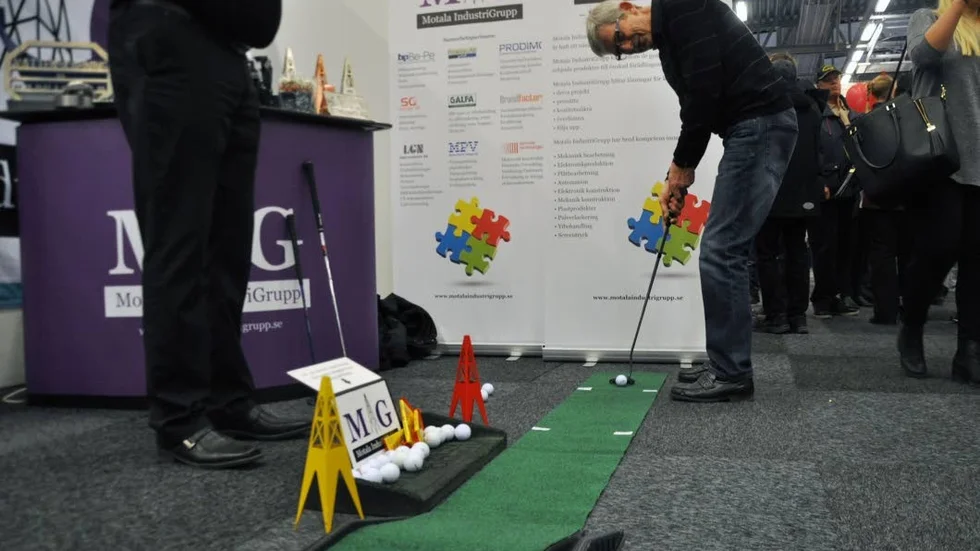 Hos Motalas Industrigrupp kunde man vinna en kexchoklad om man satte golfbollen i kopp.