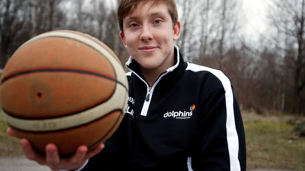 Guldgrävare. Olle Svensson har chansen att bli svensk mästare i rullstolsbasket med sitt Norrköping Dolphins. Vinst i den andra finalmatchen mot Akropol/Norrbacka i dag och guldet är klart.