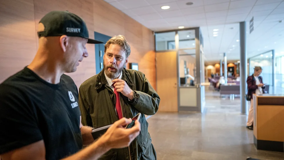 Vrakexperten Linus Andersson och journalisten Henrik Evertsson i Göteborgs tingsrätt när Estonia-rättegången togs om.