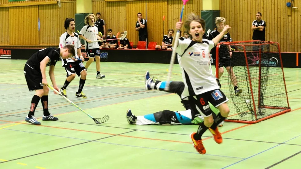Samuel Folkesson Algman jublar efter att ha gjort 3-1 mot Carlscrona. I bakgrunden syns lagkamraterna Fabian Carrasco och Albin Landers.