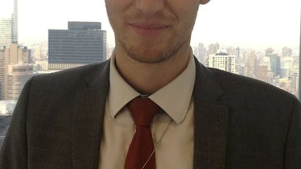 Filip Johansson från Västervik gör praktik på UD i New York. Kostym och slips på jobbet är ett måste.