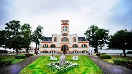 Det gamla varmbadhuset på Strömsholmen i Västervik kommer att fortsätta stå tomt och övergivet. Ända tills Björn Ulvaeus bestämt sig för vad han vill göra med fastigheten. Foto: Ellen Nielsen Kindstrand