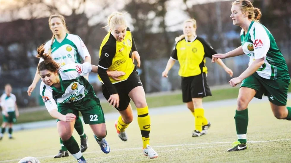 Lagkaptenen Clara Adolfsson gav allt i seriepremiären mot Hultsfred/Lojal.