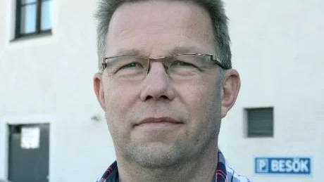 Kjell Forslund, Gamleby, firar sin 50-årsdag genom att vara jour i deltidsbrandkåren! Foto: Hans Brandin