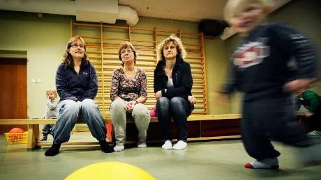 Dagbarnvårdarna  Malin Pettersson, Anne-Marie Tollemark och Annelie Westergren är oroliga för sina jobb. Dagbarnet Olle Wetter springer förbi.