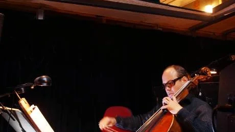 I orkesterdiket. Leif Vahllöf spelar cello i SON. Han kan också höras i Östgötateaterns uppsättning av musikalen Familjen Addams.Foto: Michael Svensson