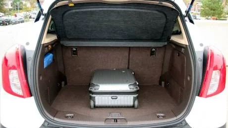 Trots att bilen är liten går det att få in packning för hela familjen. Sätena fälls 60/40 om det behövs ytterligare lastutrymme och ger då ett plant lastgolv.