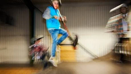 Axel Alldén är en av många i hallen som åker kickbike. Foto: Anders Steiner