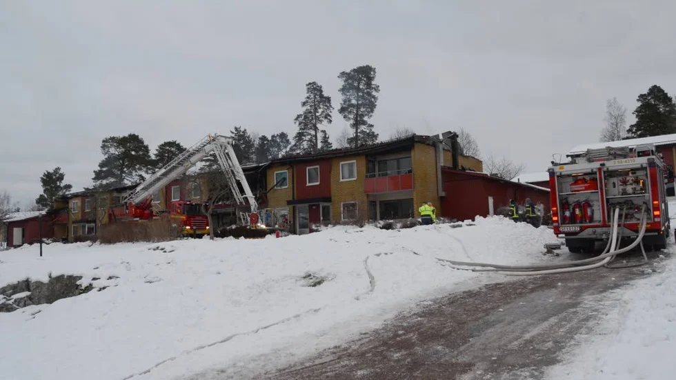Räddningstjänsten hade fortfarande tio man kvar på brandplatsen på fredagsförmiddagen.