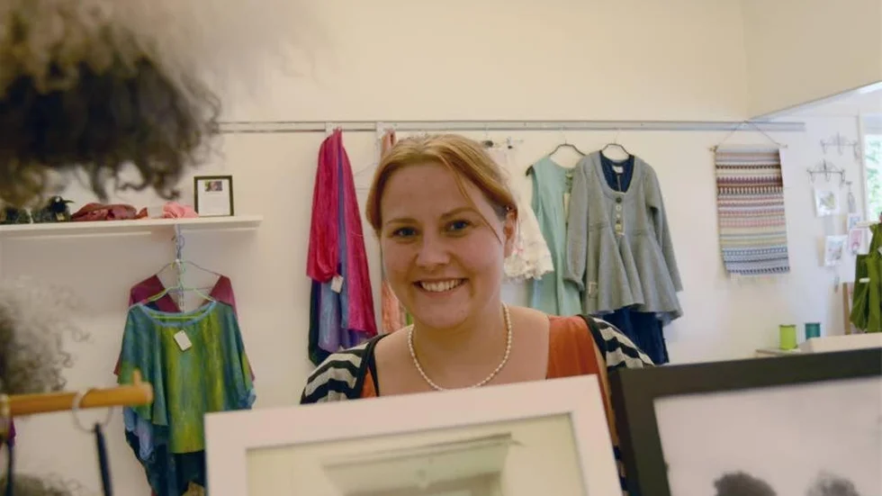 Stina Aronsson i den nya hantverksbutiken i Loftahammar.