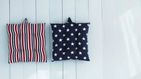 Lite atmosfär av amerikansk västkust kan man kanske få på sin helsvenska veranda med sittkuddarna från Hemtex. Dessa kostar 99 kronor styck.Foto: Hemtex