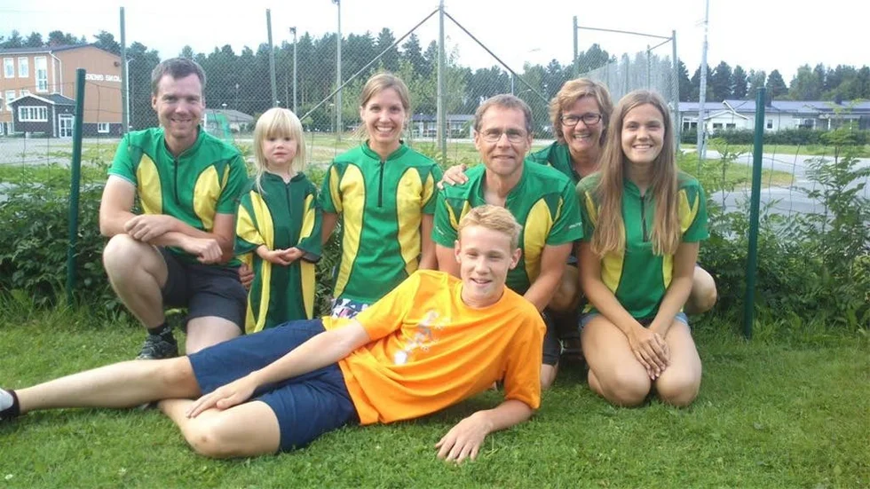 Ankarsrums OK i O-Ringen. Från vänster: Christoffer Glinge, Maja Glinge, Anna Johansson, Anders Strömbäck, Ulrika Strömbäck, Erika Strömbäck. Liggandes: tredagarsvinnaren Emil Strömbäck.