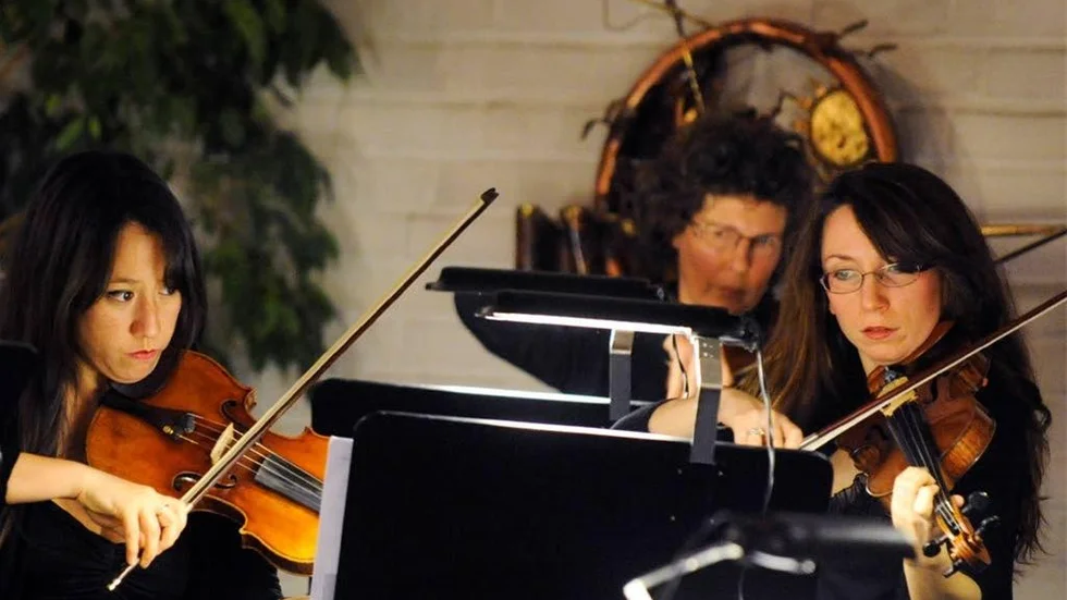Att spela intensiv som t ex Franz Schuberts täta Stråkkvartett nr 13, det kräver inte bara skicklighet utan en koncentration. Som man nog kan säga lyser kring dessa tre av Camerata Nordicas violinister.