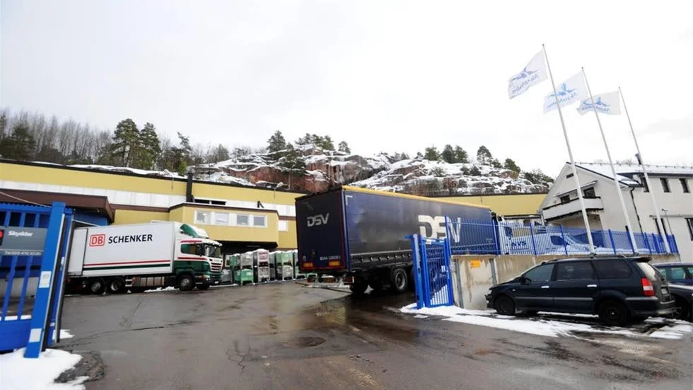 Långtradare från hela Europa står just nu i rader hos Akzo Nobel i Gamleby för att hämta stora laster färg till stålindustrier runt om hela Europa.