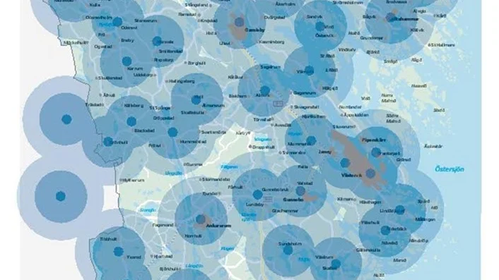 De mörkblå prickarna i mitten av varje cirkel visar var det finns telestationer med fiberteknik. De olika nyanserna i blått visar räckvidd och hastigheter med nuvarande ADSL-teknik.