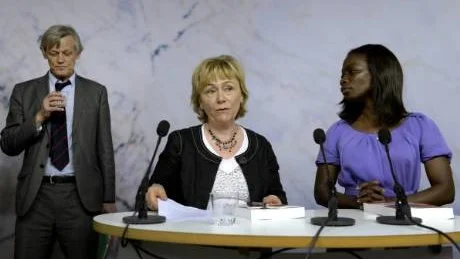 Utredaren Göran Lambertz överlämnade igår betänkandet Stärkt skydd mot tvångsäktenskap och barnäktenskap till justitieminister Beatrice Ask och jämställdhetsminister Nyamko Sabuni.Foto: Janerik Henriksson / SCANPIX
