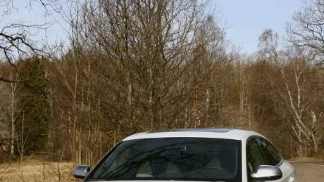 Audi S5 sportback har fått en plattare och bredare känsla i fronten med bland annat nydesignat luftgaller och utmejslade  kanter för att förstärka utseendet.