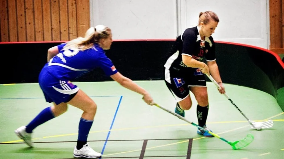 Backen Malin Karlsson med bollen under kontroll.