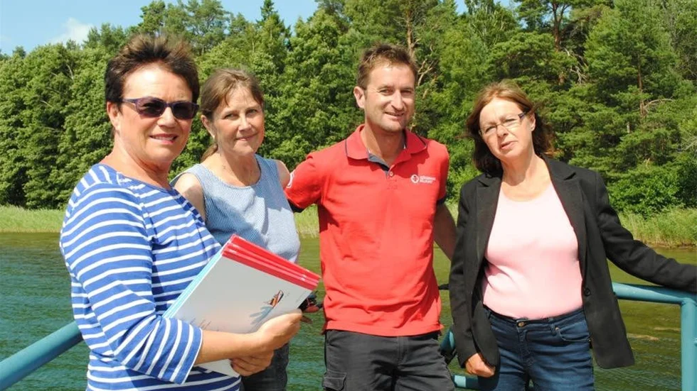 Ann Bengtsson, Eva Fernlund, Michael Johansson från Sjöräddningssällskapet och Hasselös Missionsförenings ordförande Maria Malmlöf ombord på Sjöräddningssällskapets båt Tjustbanken Rescue.