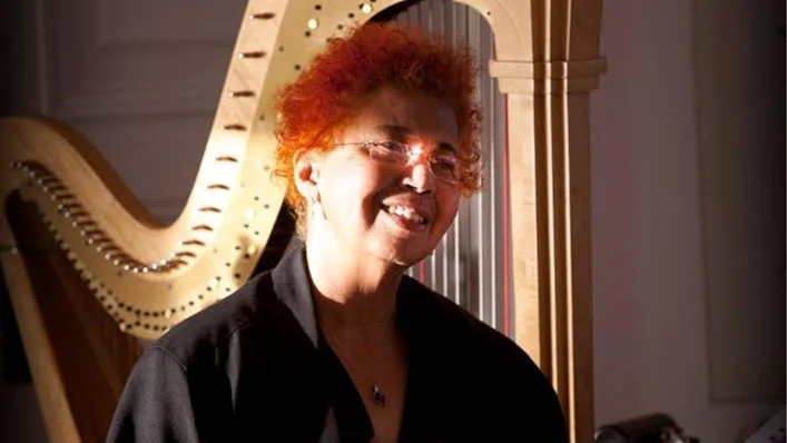Gloria Joyce Burt med sin harpa, som väger 70 kg.