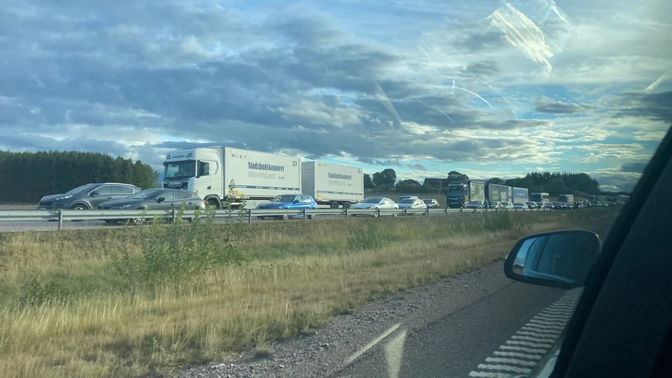 Långa köer uppstod efter att en bil voltat på E4.