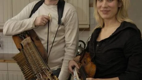 Märta och Johan Hedin, Vråka, har fått Vråkabygdens Bylags kulturpris 2012. Johan har fått ytterligare ett pris på Folk och världsmusikgalan. Arkivbild: Hans Brandin
